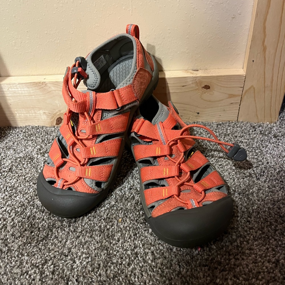 Peach Keens water shoes, size 7, like new